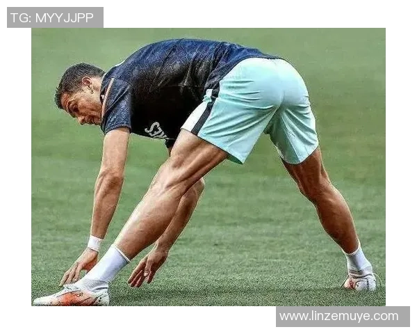 德国足球明星肌肉照展现运动员的力量与魅力引领健身潮流