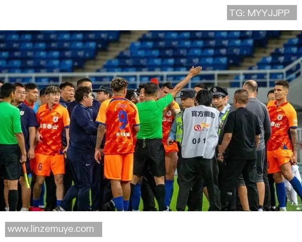 足球明星愤怒指责裁判判罚不公视频引发热议球迷纷纷支持