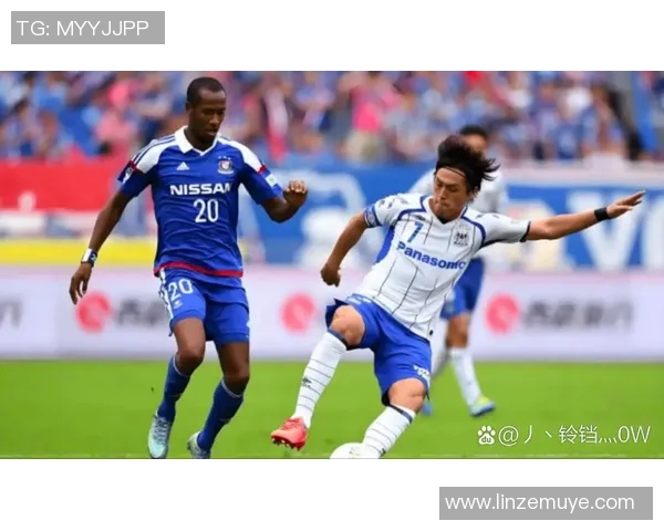 足球明星激情瞬间正面扔球衣展现运动魅力与团队精神的完美结合